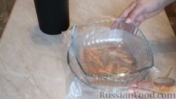 Маринованная горбуша: Накрыть миску целлофановым пакетом и сверху поместить груз. В таком виде оставить при комнатной температуре на час, а затем поставить в холодильник на сутки.