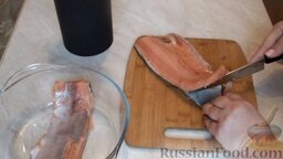 Маринованная горбуша: Затем отделить кожу от филе рыбы. Снимать кожу проще всего острым ножом, начиная с хвостовой части. Поддеть рыбное филе, просунув нож вглубь. Затем аккуратно отделить руками мякоть.
