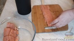 Маринованная горбуша: Нарезать филе на небольшие порционные кусочки и сложить в миску.