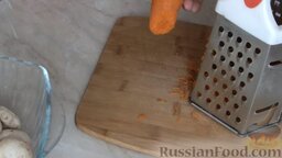 Рулет из лаваша с грибной начинкой: Как приготовить рулет из лаваша с грибами:    Морковь почистить, помыть и натереть на мелкой тёрке. Обжарить на растительном масле.