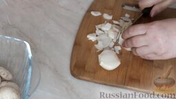 Рулет из лаваша с грибной начинкой: Лук почистить, помыть и нарезать кубиками. Затем обжарить на растительном масле до золотистого цвета.