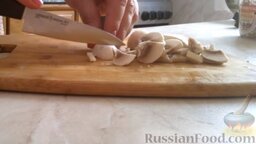 Рулет из лаваша с грибной начинкой: Грибы помыть и мелко нарезать. Также обжарить на растительном масле.