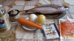 Красноглазка, фаршированная овощами (в мультиварке): Подготовить все необходимые ингредиенты для приготовления рыбы, фаршированной овощами, в мультиварке. Лук и морковь заранее почистить, затем помыть.