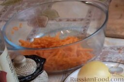 Красноглазка, фаршированная овощами (в мультиварке): Морковь натереть на крупной тёрке и поместить в глубокую миску.