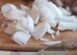 Красноглазка, фаршированная овощами (в мультиварке): Разрезать лук на 4 части и нарезать небольшими кусочками. Добавить в миску с морковью и перемешать.