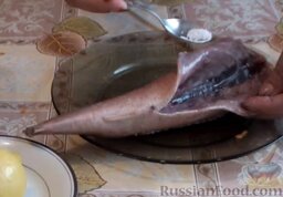 Красноглазка, фаршированная овощами (в мультиварке): Посолить рыбу со всех сторон и внутри.