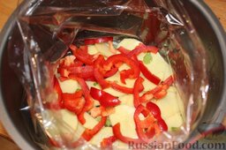 Запеканка с фаршем и овощами (в мультиварке): Укладывать в чашу овощи слоями: сначала картофель и болгарский перец.