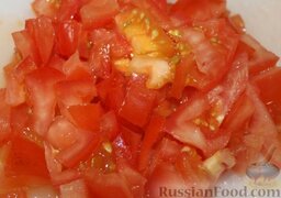 Запеканка с фаршем и овощами (в мультиварке): Порезать помидоры помельче.