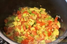 Запеканка с фаршем и овощами (в мультиварке): После того, как лук и кабачок немного обжарились, добавить к ним помидоры и обжаривать все еще минут 15, но не пережаривать.