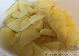Запеканка с фаршем и овощами (в мультиварке): Картофель нарезать полукруглыми пластинками.
