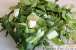 Запеканка с фаршем и овощами (в мультиварке): Нарезать мелко зеленый лук.