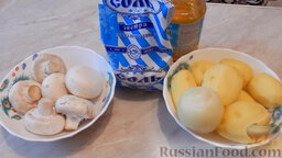Жареный картофель с шампиньонами: Подготовим ингредиенты для приготовления жареного картофеля с шампиньонами.   Нальем растительное масло в сковородку, чтобы оно разогревалось.