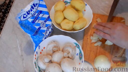 Жареный картофель с шампиньонами: Как приготовить жареный картофель с шампиньонами:    Лук нарезаем кубиками.