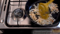 Жареный картофель с шампиньонами: Лук выкладываем на разогретую сковороду с маслом и поджариваем до золотистого цвета.