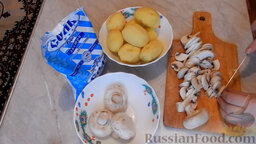 Жареный картофель с шампиньонами: Пока лук обжаривается, нарезаем грибы.