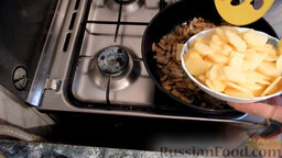 Жареный картофель с шампиньонами: Нарезаем тем временем картофель полукружиями. Выкладываем его к грибам и луку. Все хорошо перемешиваем.