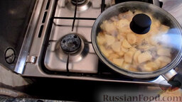 Жареный картофель с шампиньонами: Закрываем крышкой. Жарим 20 минут, периодически помешивая. В конце жарки добавляем соль.