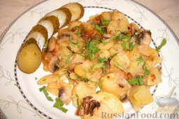 Жареный картофель с шампиньонами: Жареный картофель с шампиньонами готов.   Подать жареную картошку с шампиньонами можно с солеными огурцами.  Приятного аппетита!
