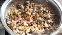 Жареная печень с грибами: Накрываем крышкой и готовим еще 15 минут.  Готовую жареную печень с грибами можно подать с гречневой кашей.