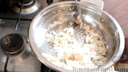 Жареная печень с грибами: Выкладываем лук на разогретую сковородку с маслом и обжариваем до золотистого цвета.