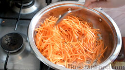 Жареная печень с грибами: Добавляем к луку морковь. Обжариваем ее с луком.
