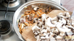 Жареная печень с грибами: Пока обжаривается печень, нарезаем шампиньоны. Добавляем их в сковороду. Перемешиваем.