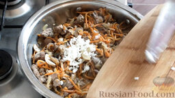 Жареная печень с грибами: В конце в жареную печень с грибами добавляем мелко нарезанный чеснок.