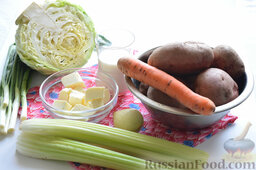 Картофельная запеканка с овощами (в мультиварке): Подготовим продукты для картофельной запеканки с овощами. Помоем все овощи. Почистим картофель, луковицу и морковь.