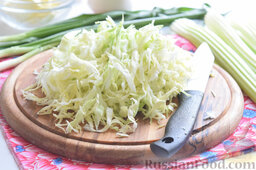 Картофельная запеканка с овощами (в мультиварке): Пока варится картофель, порежем соломкой капусту.