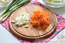 Картофельная запеканка с овощами (в мультиварке): Мелко порубим луковицу и натрём морковь.