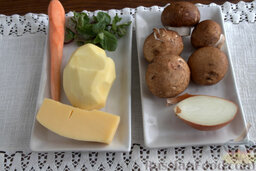 Сырный суп с мятой (в мультиварке): Подготавливаем ингредиенты для приготовления сырного супа. Морковь, лук и картофель почистить. Овощи, грибы и мяту вымыть холодной водой.