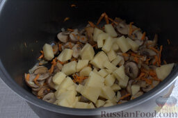 Сырный суп с мятой (в мультиварке): Нарезаем клубни картофеля кубиками, добавляем в чашу.