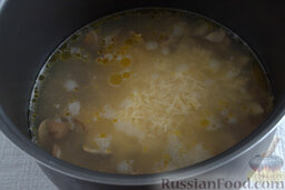 Сырный суп с мятой (в мультиварке): Измельчаем на мелкой терке твердый сыр, вводим его в кипящую массу. Тщательно перемешиваем.