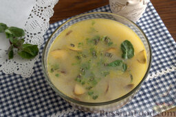 Сырный суп с мятой (в мультиварке): Готовый сырный суп посыпаем измельченной мятой, подаем с французским багетом или белыми сухарями.  Приятного аппетита!