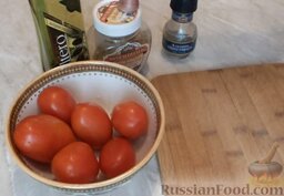 Вяленые помидоры (в микроволновой печи): Подготовить ингредиенты для вяленых помидоров в микроволновке.   Кроме помидоров понадобятся специи, оливковое масло и зубчик чеснока.