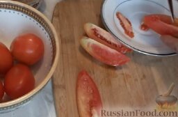 Вяленые помидоры (в микроволновой печи): Удалить семена с помощью ножа или чайной ложки.