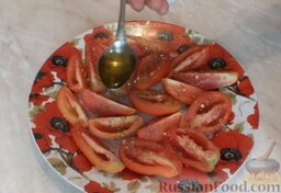 Вяленые помидоры (в микроволновой печи): Посыпать помидоры молотым перцем, добавить соль с травами. Затем сбрызнуть помидоры оливковым маслом.