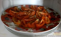 Вяленые помидоры (в микроволновой печи): Поместить помидоры в микроволновку и прогревать при максимальной мощности 5 минут.  Затем переключить на маленькую мощность и готовить еще 11 минут.