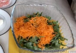 Салат с вялеными помидорами и рукколой: Морковь натереть на мелкой терке и добавить в миску.