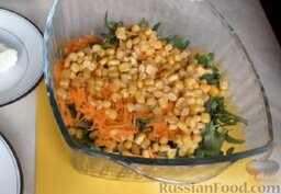 Салат с вялеными помидорами и рукколой: Высыпать кукурузу в салат.