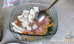 Салат с вялеными помидорами и рукколой: Сыр нарезать небольшими кубиками и поместить в миску.
