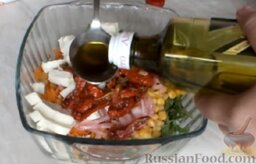 Салат с вялеными помидорами и рукколой: Заправить салат оливковым маслом и посолить. Затем аккуратно перемешать.