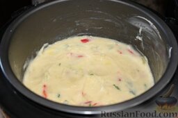 Картофельная запеканка с сыром (в мультиварке): Выложить пюре с сыром и овощами в чашу.