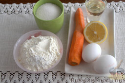 Морковная запеканка (в мультиварке): Подготавливаем ингредиенты для приготовления морковной запеканки в мультиварке.