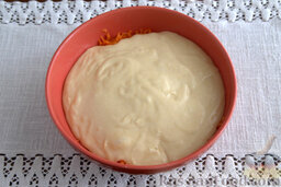 Морковная запеканка (в мультиварке): Выливаем тесто для запеканки в чашу с морковью.