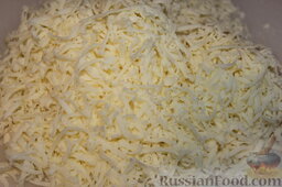 Запеканка из макарон с ветчиной (в мультиварке): Приготовить заправку: натереть сыр на мелкой терке.