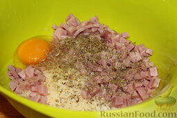 Запеканка из макарон с ветчиной (в мультиварке): Смешать сыр, ветчину, яйцо и орегано.