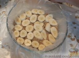 Торт из печенья (без выпечки): Почистить и нарезать бананы тонкими кружочками. Выложить бананы поверх печенья. Старайтесь плотно уложить, чтобы не было больших промежутков. По желанию выложить бананы в 2 слоя.