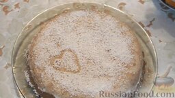 Торт из печенья (без выпечки): Готовый торт из печенья без выпечки украсить кокосовой стружкой.