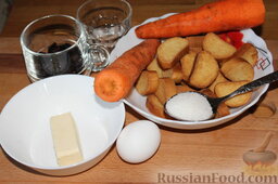 Морковная запеканка с сухарями (в мультиварке): Подготовить все необходимые продукты для приготовления морковной запеканки в мультиварке.  Почистить морковь. Промыть изюм и на 15 минут залить теплой водой.